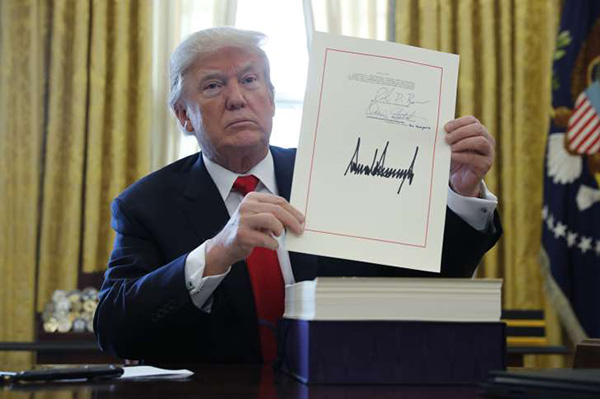 Donald Trump đã ký ban hành luật cải cách thuế, các doanh nghiệp và người dân vô cùng phấn khích